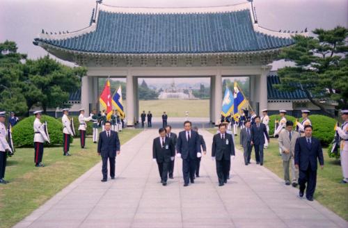 이한동 국무총리서리 국립현충원 참배 이미지