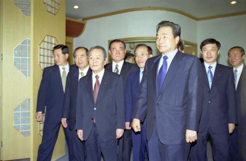 이한동 국무총리서리 자민련 제16대 국회의원 연찬회 참석 이미지