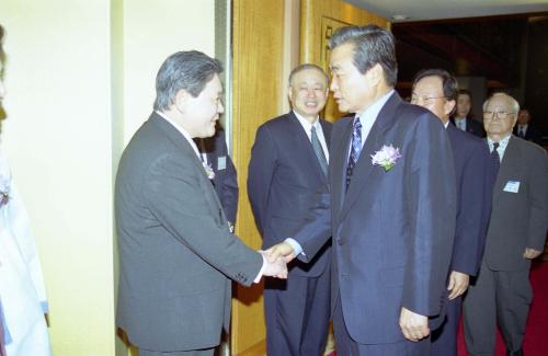 이한동 국무총리서리 제10회 호암상 수상 축하 만찬 이미지