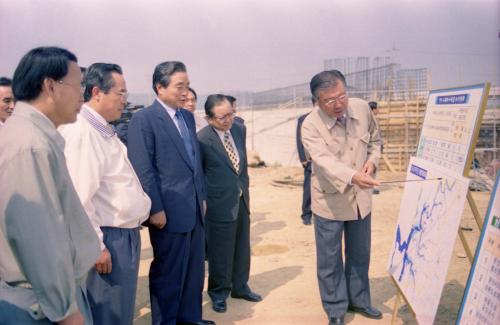 이한동 국무총리서리 상습 수해지역 순시 이미지