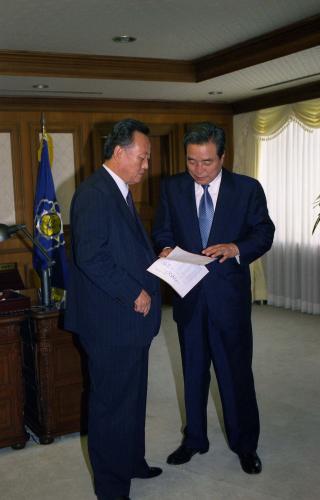 이한동 국무총리서리 정호영 대한적십자사 중역의장 접견 이미지