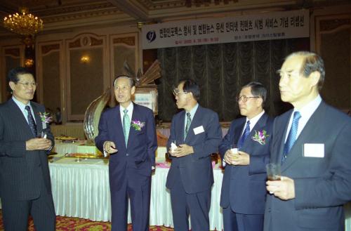 이한동 국무총리서리 연합인포맥스 창사 및 연합뉴스 무선인터넷 컨텐츠 시범서비스 기념 리셉션 참석 이미지