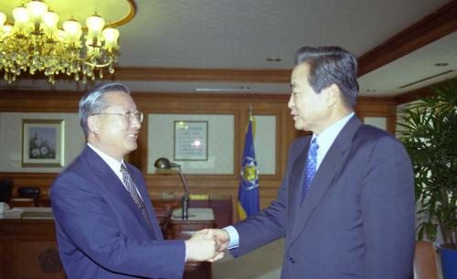 이한동 국무총리서리 김학수 차기 아시아태평양경제사회위원회(ESCAP) 사무총장 접견 이미지