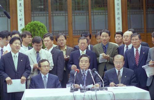 이한동 국무총리서리 의료계 집단폐업 관련 당정회의 결과 발표 이미지