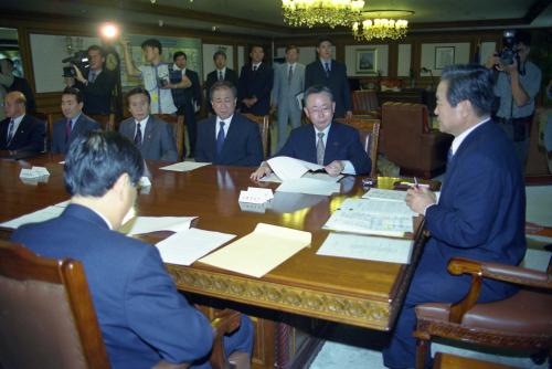 이한동 국무총리 노동관계장관회의(금융노조 파업 관련) 주재 이미지