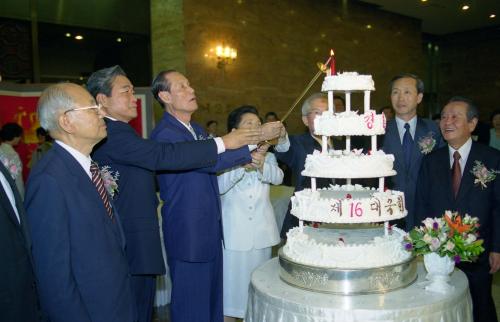 이한동 국무총리 제16대 국회 개원 기념 리셉션 참석 이미지