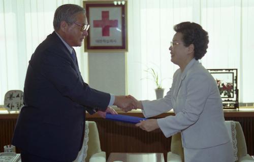 이한동 국무총리 부인 조남숙 여사 대한적십자사 여성봉사 특별자문명예위원장 위촉 및 회의 참석 이미지