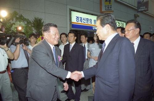 이한동 국무총리 기아자동차 신차(옵티마) 발표회 참석 이미지