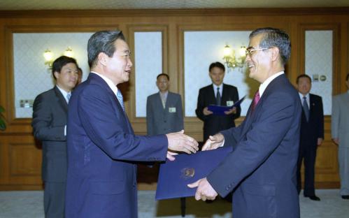 이한동 국무총리 박용수 강원대학교 총장, 현종익 제주교육대학교 총장 임명장 수여식 이미지