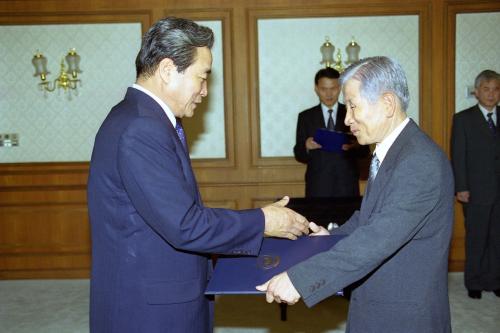 이한동 국무총리 강남주 부경대학교 총장 임명장 수여식 이미지