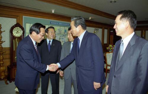 이한동 국무총리 부산지역 국회의원 접견 이미지