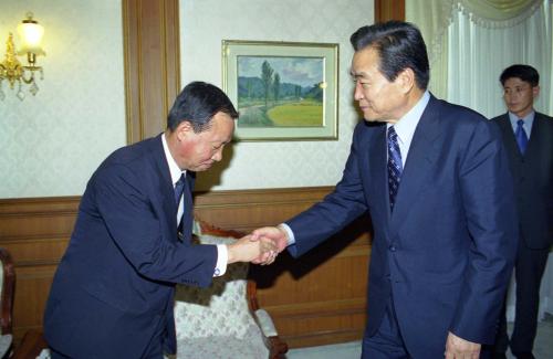 이한동 국무총리 경기도 행정2부지사 및 시장군수 대표단 접견 이미지