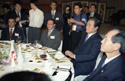 이한동 국무총리 제1차 남북장관급회담 대표단을 위한 만찬 이미지