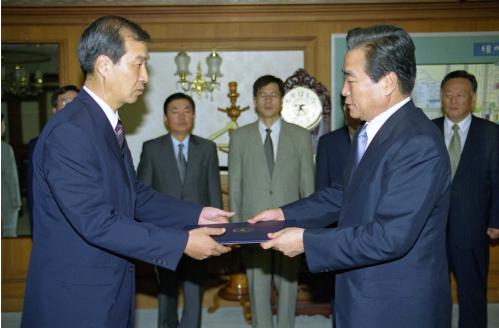 이한동 국무총리 이삼선 의전비서관 임명장 수여식 이미지