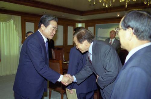 이한동 국무총리 국무총리산하 연구회 업무보고 청취 이미지