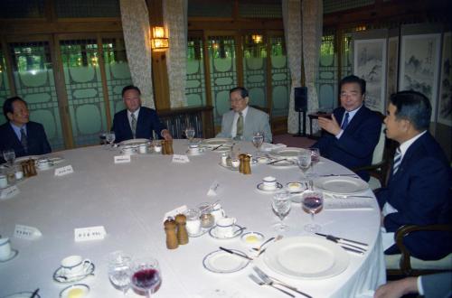 이한동 국무총리 국무총리산하 연구회 이사장과 오찬 이미지