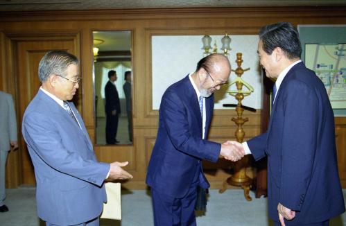 이한동 국무총리 심수관 도예가, 이대순 한국대학총장 협의회 회장 접견 이미지