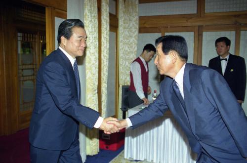 이한동 국무총리 이강한 선생 일행과 오찬, 기념 촬영 이미지