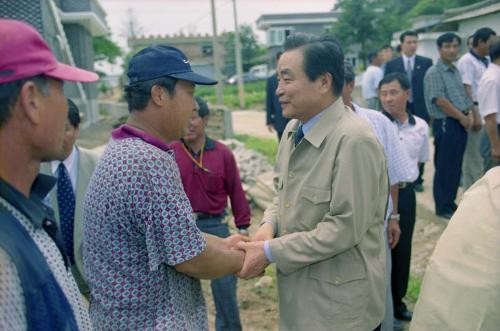 이한동 국무총리 산불 복구현장 순시 이미지