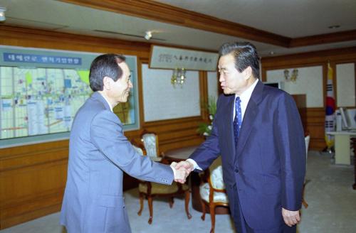 이한동 국무총리 남북장관급회담 대표단 접견 이미지