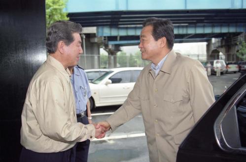 이한동 국무총리 한강홍수통제소 시찰 이미지