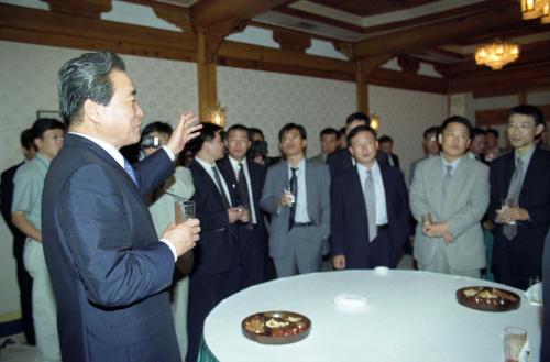 이한동 국무총리 출입기자단과 오찬 이미지