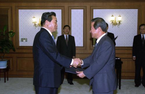 이한동 국무총리 정해주 진주산업대학교 총장 임명장 수여식 이미지