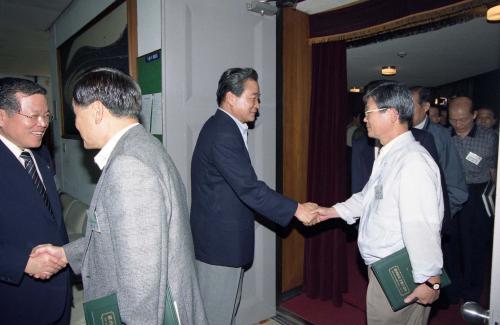 이한동 국무총리 고위공직자 연찬회 폐회식 참석 이미지