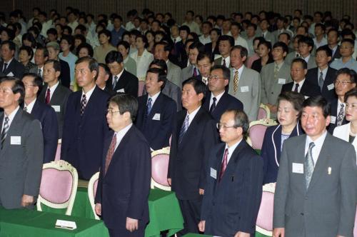 이한동 국무총리 제6회 원자력 안전의 날 기념식 참석, 유공자 포상 이미지