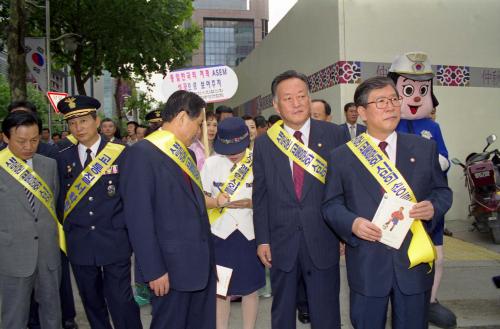 이한동 국무총리 아시아태평양정상회의(ASEM) 대비 교통질서확립 캠페인 동참 이미지