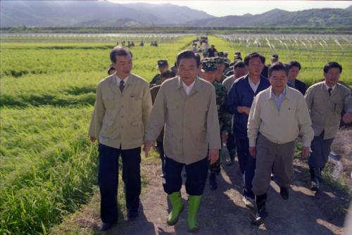 이한동 국무총리 수해지역 시찰(경북 고령) 이미지