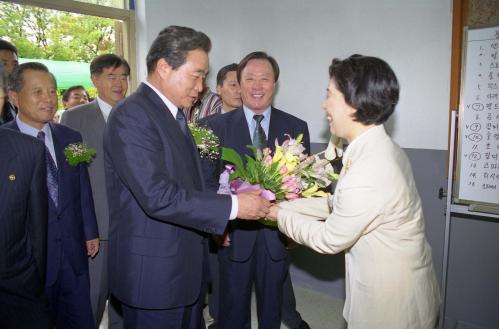 이한동 국무총리 제35회 전국기능경기대회 참관 이미지