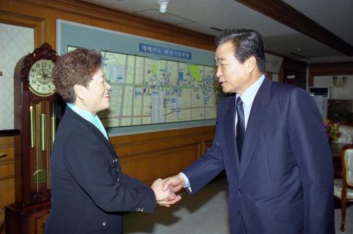 이한동 국무총리 여성광역의원협의회 회장 접견 이미지