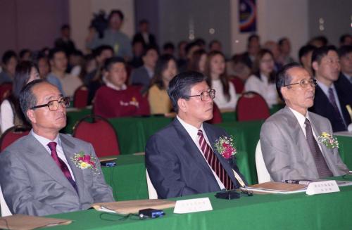 이한동 국무총리 2000 한ㆍ일 12대 지방신문 포럼 강연 이미지