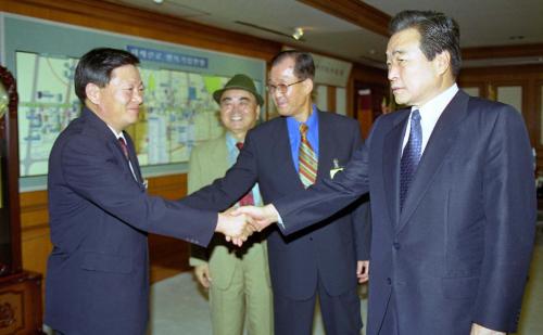 이한동 국무총리 대한노인복지후원회 회장단 접견 이미지