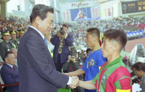 이한동 국무총리 내외분 국군사관학교 체육대회 참관 이미지