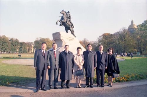 이한동 국무총리 내외분 청동기마상 앞에서 기념촬영 이미지