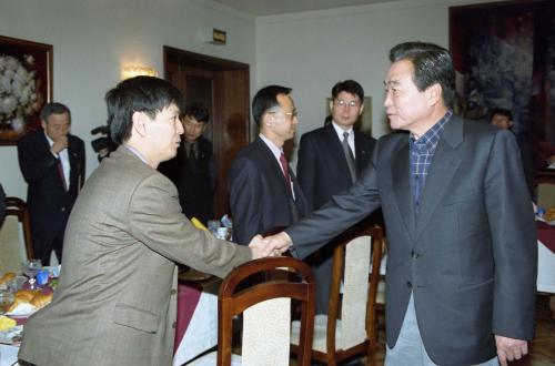 이한동 국무총리 수행기자단 조찬 간담회 이미지