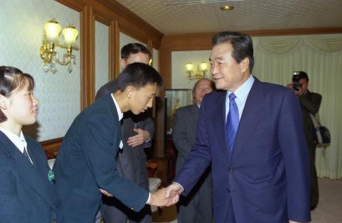 이한동 국무총리 포천 동남중학교 교사, 학생 접견 이미지