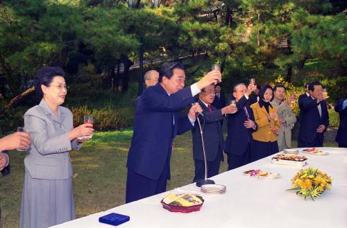 이한동 국무총리 내외분 전국 중고생자원봉사대회 수상자와 다과회 이미지