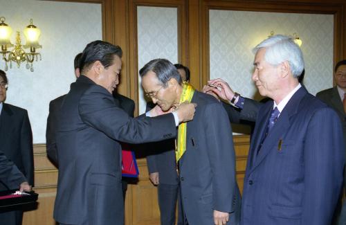 이한동 국무총리 규제개혁위원회 퇴임위원 포상 이미지