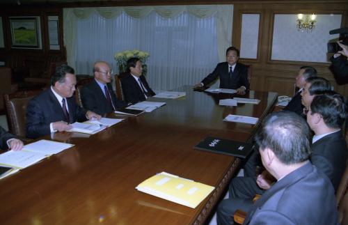 이한동 국무총리 사정관련관계장관회의 주재 이미지