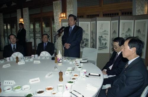 이한동 국무총리 중앙행정기관 차관과 오찬 이미지