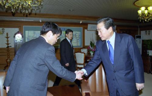 이한동 국무총리 도쿄 쥬니치신문과 인터뷰 이미지