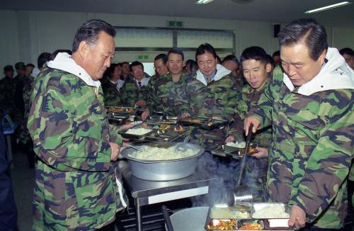 이한동 국무총리 국군장병 위문 이미지