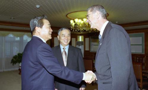 이한동 국무총리 사랑의 집짓기 운동연합회 관계자 접견 이미지