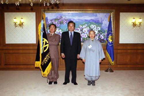 이한동 국무총리 청소년보호유공자 포상 이미지