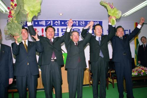 이한동 국무총리 송연진, 배기선, 송석찬 의원 자민련 입당식 참석 이미지