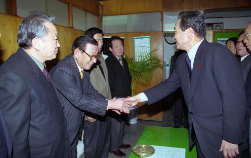 이한동 국무총리 내외 자민련 연천군 당직자 신년인사회 참석 이미지