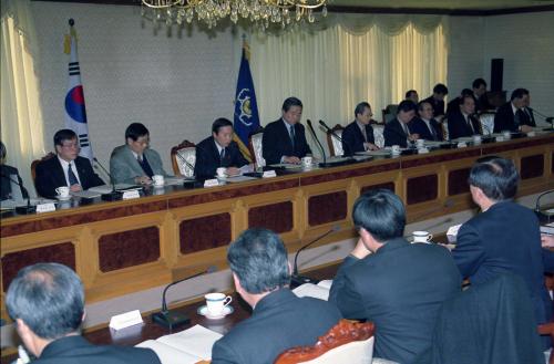 이한동 국무총리 사회안전망점검관련 민관대책회의 주재 이미지